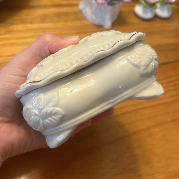 Porcelain heart shaped trinket box with gold tone trim and roses on top - Picture 4 of 9